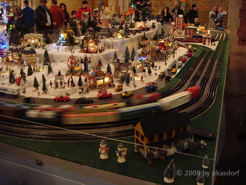 120 Toledo Zoo Light Show [2008 Dec 27].JPG - Scenes from the Toledo Zoo Light Show.